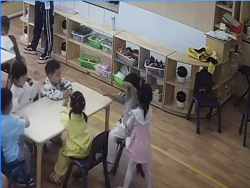 Check camera, người mẹ phát hiện con trai bị một bạn nữ làm hành động cực phản cảm ở lớp mầm non: 2 "tối hậu thư" được đưa ra!- Ảnh 2. Check camera, người mẹ phát hiện con trai bị một bạn nữ làm hành động cực phản cảm ở lớp mầm non: 2 "tối hậu thư" được đưa ra!- Ảnh 2.