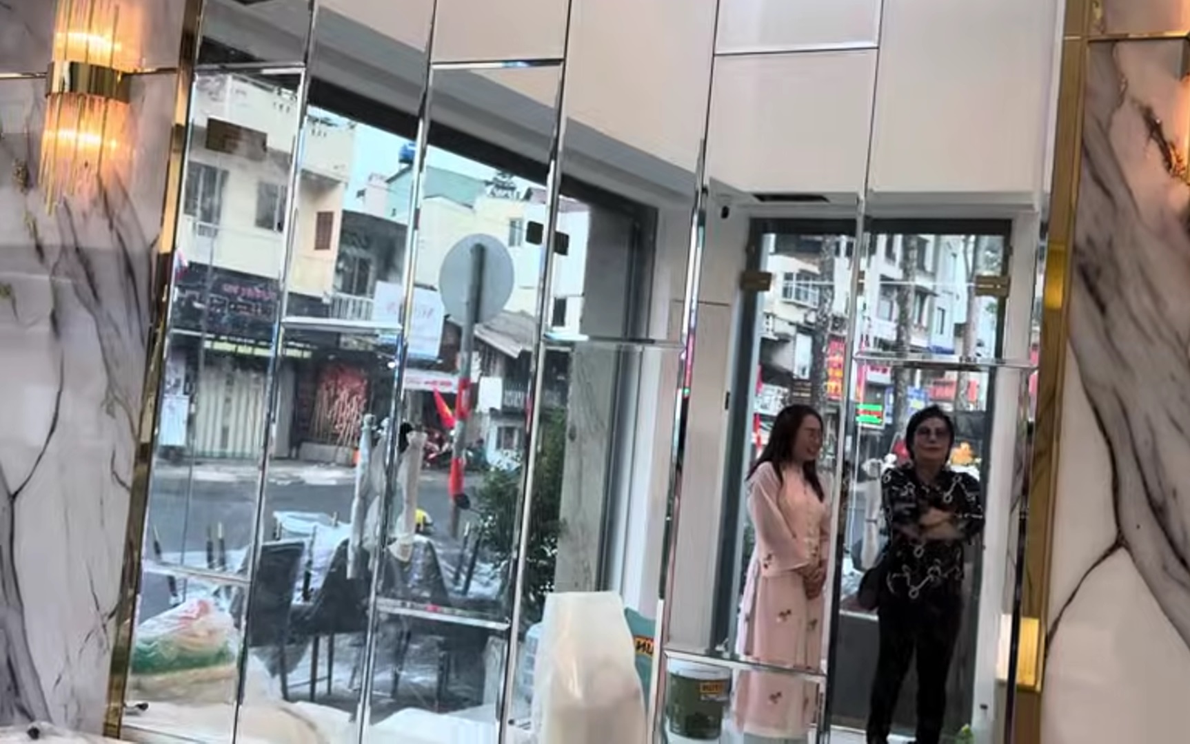 Nam nghệ sĩ từ Mỹ về Việt Nam mua nhà 2 mặt tiền 40 tỷ ở trung tâm TP.HCM, sống kín tiếng bên vợ 2- Ảnh 4. Nam nghệ sĩ từ Mỹ về Việt Nam mua nhà 2 mặt tiền 40 tỷ ở trung tâm TP.HCM, sống kín tiếng bên vợ 2- Ảnh 4.