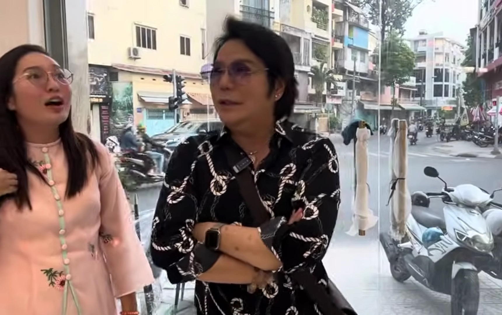 Nam nghệ sĩ từ Mỹ về Việt Nam mua nhà 2 mặt tiền 40 tỷ ở trung tâm TP.HCM, sống kín tiếng bên vợ 2- Ảnh 3. Nam nghệ sĩ từ Mỹ về Việt Nam mua nhà 2 mặt tiền 40 tỷ ở trung tâm TP.HCM, sống kín tiếng bên vợ 2- Ảnh 3.
