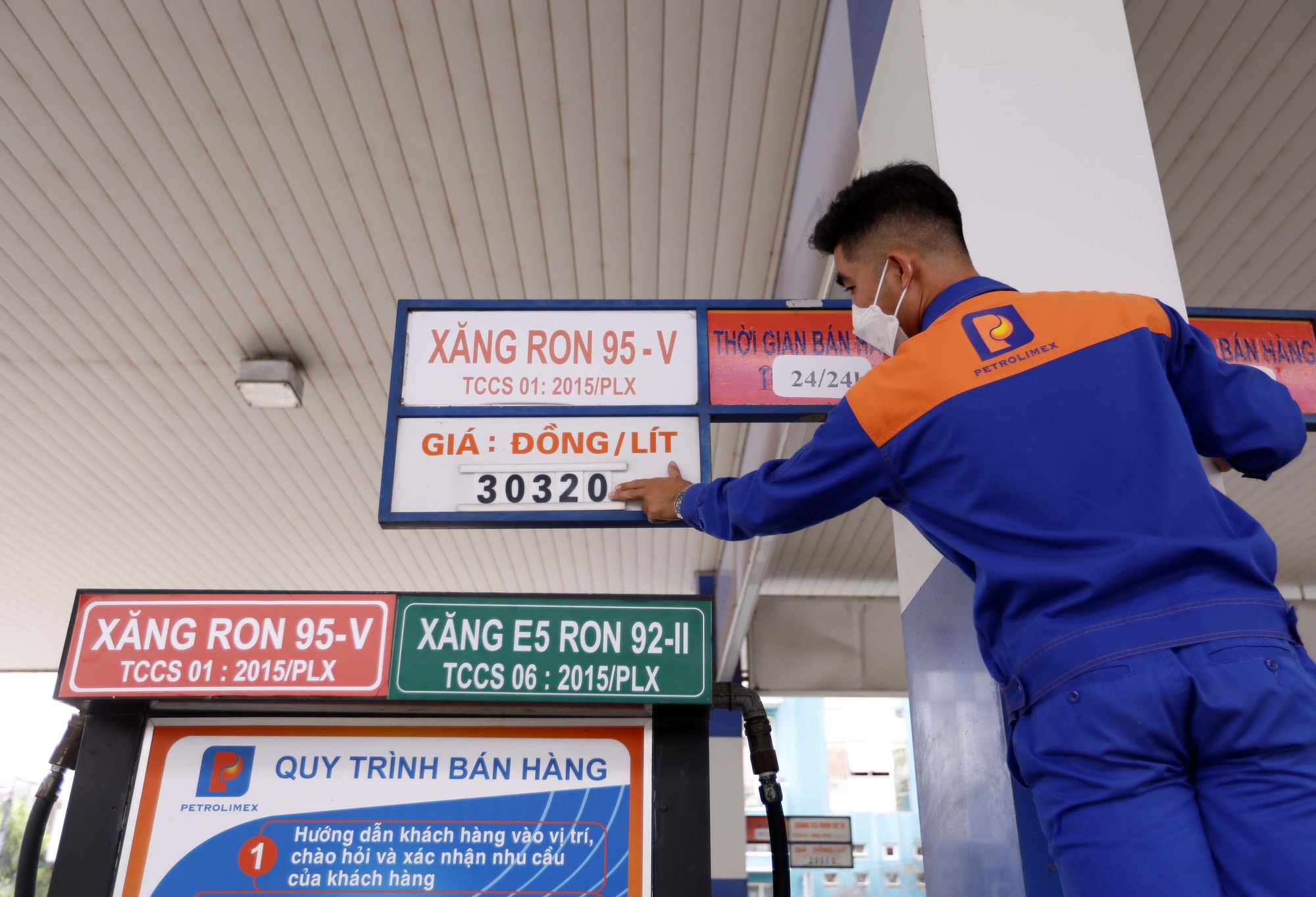 5 năm giá xăng dầu trồi sụt: Có lúc đổ đầy bình chỉ 70.000 đồng, giờ lại thấp thỏm mỗi lần ra cây xăng!- Ảnh 2. 5 năm giá xăng dầu trồi sụt: Có lúc đổ đầy bình chỉ 70.000 đồng, giờ lại thấp thỏm mỗi lần ra cây xăng!- Ảnh 2.