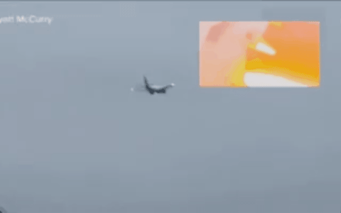 Kinh hoàng: Động cơ máy bay chở 159 người bốc cháy ngùn ngụt, rung lắc mạnh giữa không trung, phi công phải hạ cánh khẩn cấp- Ảnh 1. Kinh hoàng: Động cơ máy bay chở 159 người bốc cháy ngùn ngụt, rung lắc mạnh giữa không trung, phi công phải hạ cánh khẩn cấp- Ảnh 1.