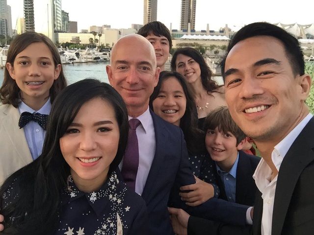 Bí ẩn về bé gái mồ côi bị bỏ rơi một bước đổi đời vì được tỷ phú giàu thứ 2 thế giới nhận nuôi- Ảnh 2. Bí ẩn về bé gái mồ côi bị bỏ rơi một bước đổi đời vì được tỷ phú giàu thứ 2 thế giới nhận nuôi- Ảnh 2.