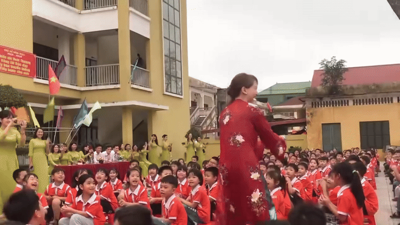 Nhàn như Hòa Minzy: Diễn Bắc Bling được “đội quân chưa mọc răng” hát “long trời lở đất” không trật nhịp nào- Ảnh 3. Nhàn như Hòa Minzy: Diễn Bắc Bling được “đội quân chưa mọc răng” hát “long trời lở đất” không trật nhịp nào- Ảnh 3.