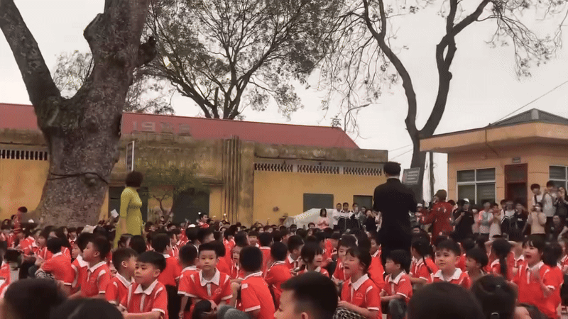 Nhàn như Hòa Minzy: Diễn Bắc Bling được “đội quân chưa mọc răng” hát “long trời lở đất” không trật nhịp nào- Ảnh 2. Nhàn như Hòa Minzy: Diễn Bắc Bling được “đội quân chưa mọc răng” hát “long trời lở đất” không trật nhịp nào- Ảnh 2.