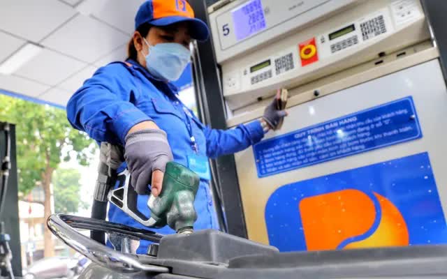 5 năm giá xăng dầu trồi sụt: Có lúc đổ đầy bình chỉ 70.000 đồng, giờ lại thấp thỏm mỗi lần ra cây xăng!- Ảnh 1. 5 năm giá xăng dầu trồi sụt: Có lúc đổ đầy bình chỉ 70.000 đồng, giờ lại thấp thỏm mỗi lần ra cây xăng!- Ảnh 1.