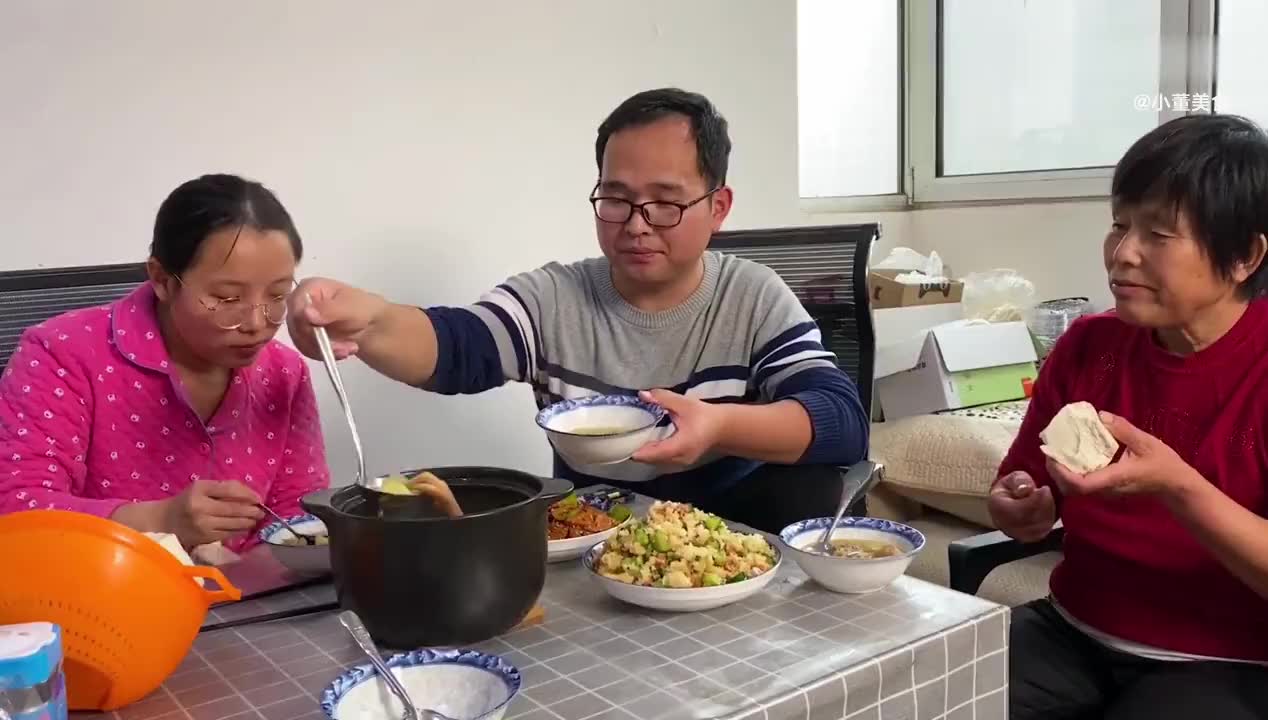 Cả ngày thấy con dâu đóng cửa im ỉm, tôi sang thăm thì choáng váng trước khung cảnh trong nhà, càng sốc với lời tiết lộ của con trai- Ảnh 2. Cả ngày thấy con dâu đóng cửa im ỉm, tôi sang thăm thì choáng váng trước khung cảnh trong nhà, càng sốc với lời tiết lộ của con trai- Ảnh 2.