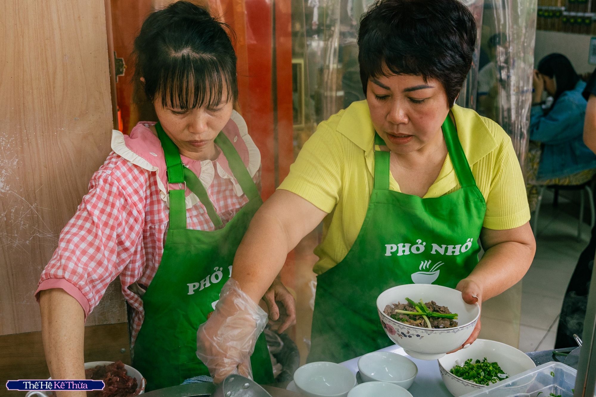 Chuyện về người phụ nữ nối nghiệp quán phở Nhớ nức tiếng Hà Nội: Cả thanh xuân gắn liền với món phở, không ngần ngại sáng tạo những điều mới- Ảnh 16. Chuyện về người phụ nữ nối nghiệp quán phở Nhớ nức tiếng Hà Nội: Cả thanh xuân gắn liền với món phở, không ngần ngại sáng tạo những điều mới- Ảnh 16.