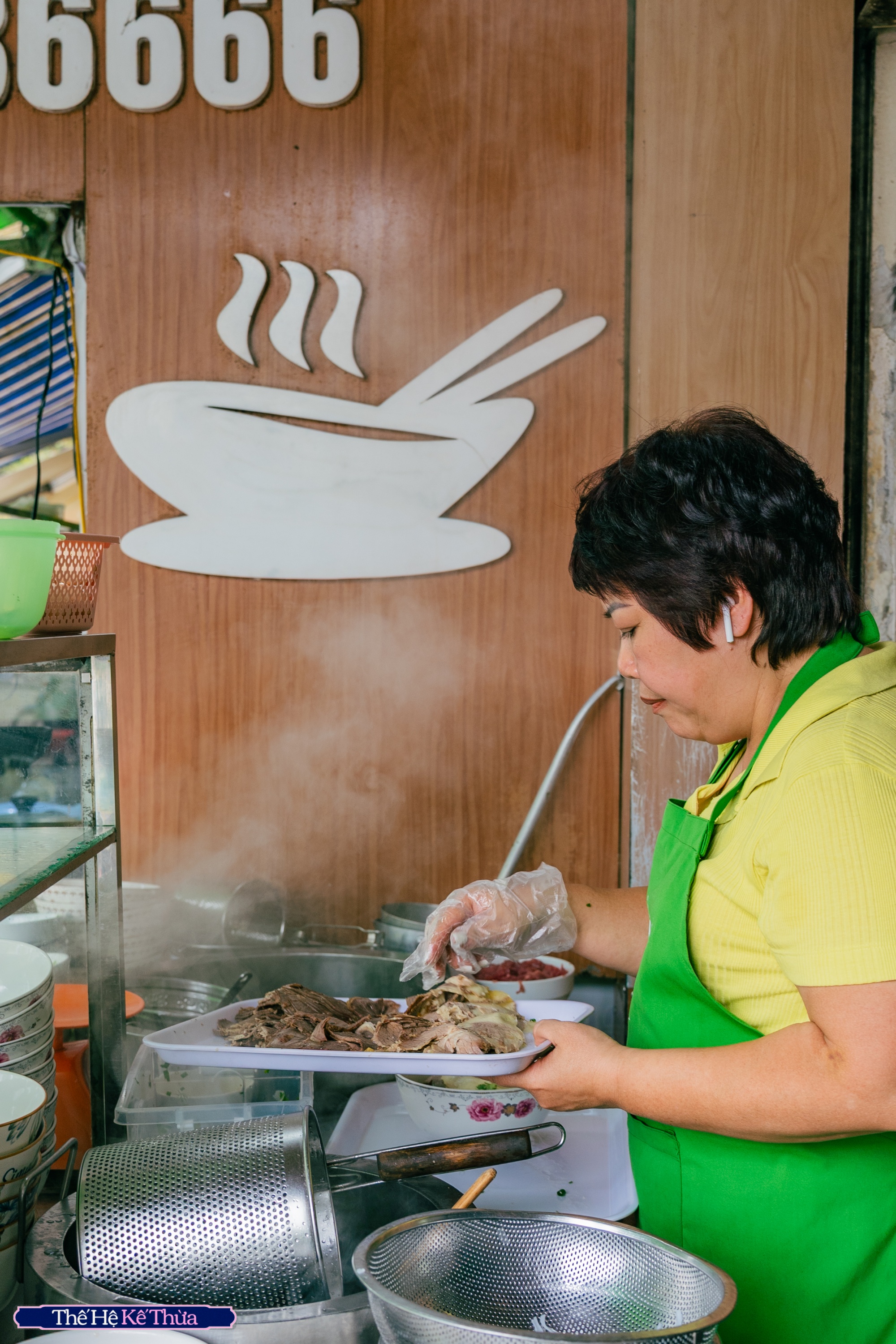 Chuyện về người phụ nữ nối nghiệp quán phở Nhớ nức tiếng Hà Nội: Cả thanh xuân gắn liền với món phở, không ngần ngại sáng tạo những điều mới- Ảnh 6. Chuyện về người phụ nữ nối nghiệp quán phở Nhớ nức tiếng Hà Nội: Cả thanh xuân gắn liền với món phở, không ngần ngại sáng tạo những điều mới- Ảnh 6.