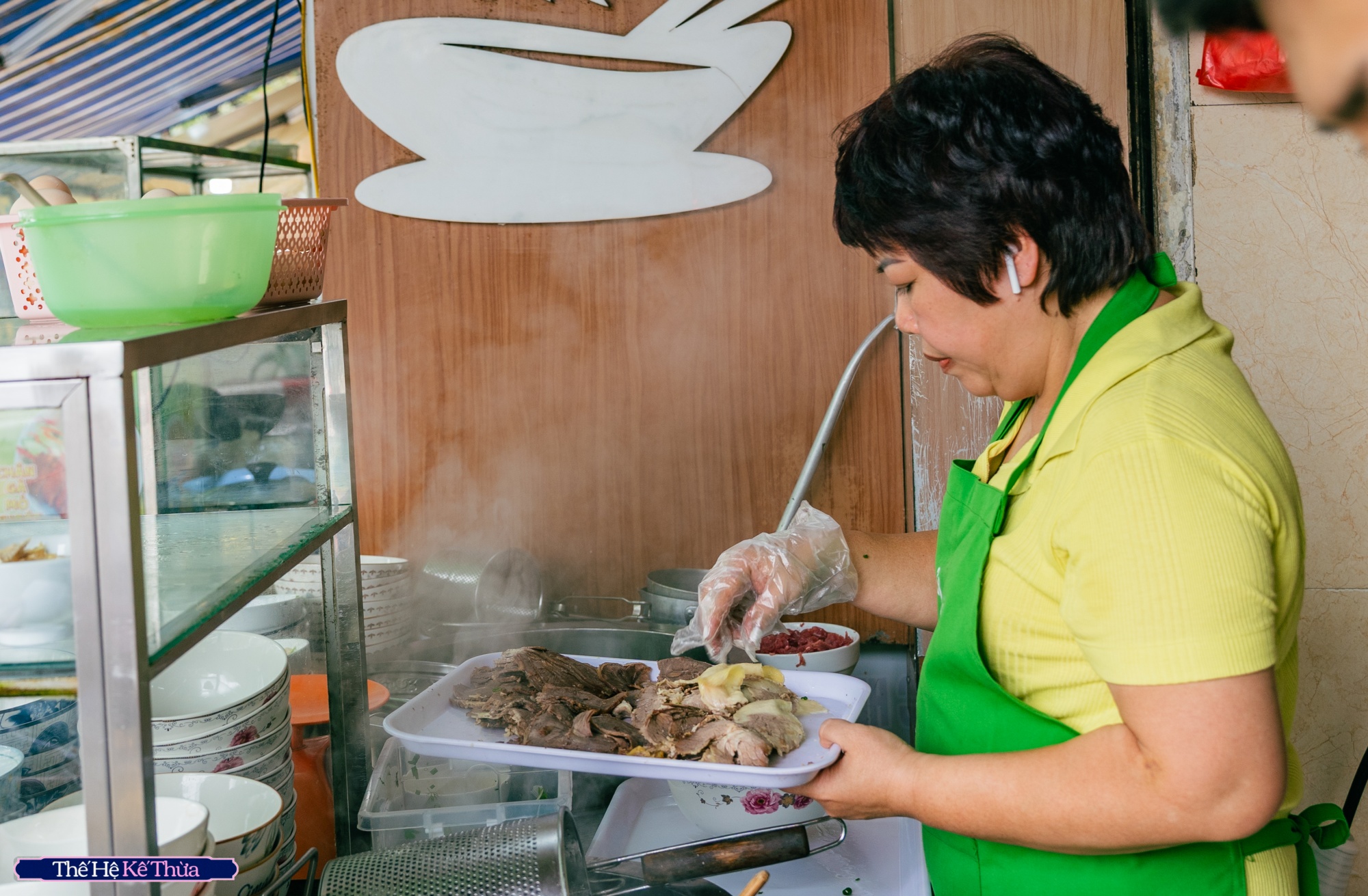 Chuyện về người phụ nữ nối nghiệp quán phở Nhớ nức tiếng Hà Nội: Cả thanh xuân gắn liền với món phở, không ngần ngại sáng tạo những điều mới- Ảnh 2. Chuyện về người phụ nữ nối nghiệp quán phở Nhớ nức tiếng Hà Nội: Cả thanh xuân gắn liền với món phở, không ngần ngại sáng tạo những điều mới- Ảnh 2.