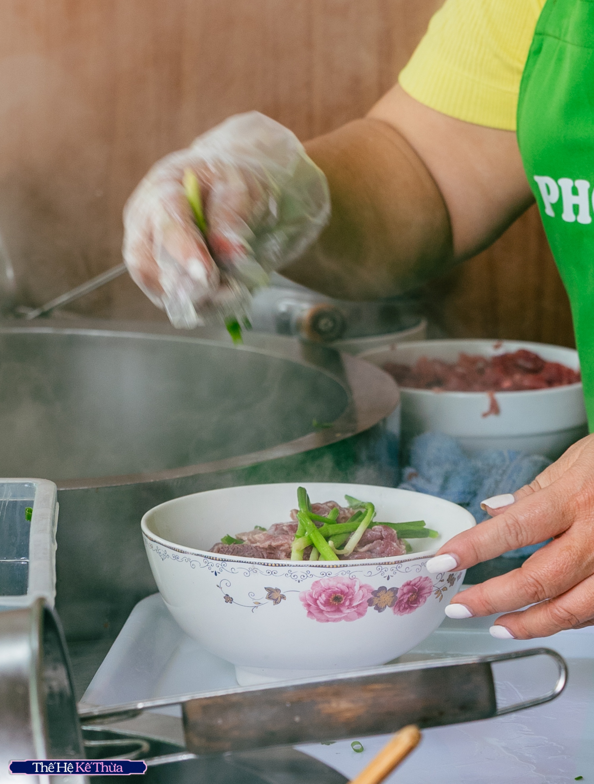 Chuyện về người phụ nữ nối nghiệp quán phở Nhớ nức tiếng Hà Nội: Cả thanh xuân gắn liền với món phở, không ngần ngại sáng tạo những điều mới- Ảnh 9. Chuyện về người phụ nữ nối nghiệp quán phở Nhớ nức tiếng Hà Nội: Cả thanh xuân gắn liền với món phở, không ngần ngại sáng tạo những điều mới- Ảnh 9.