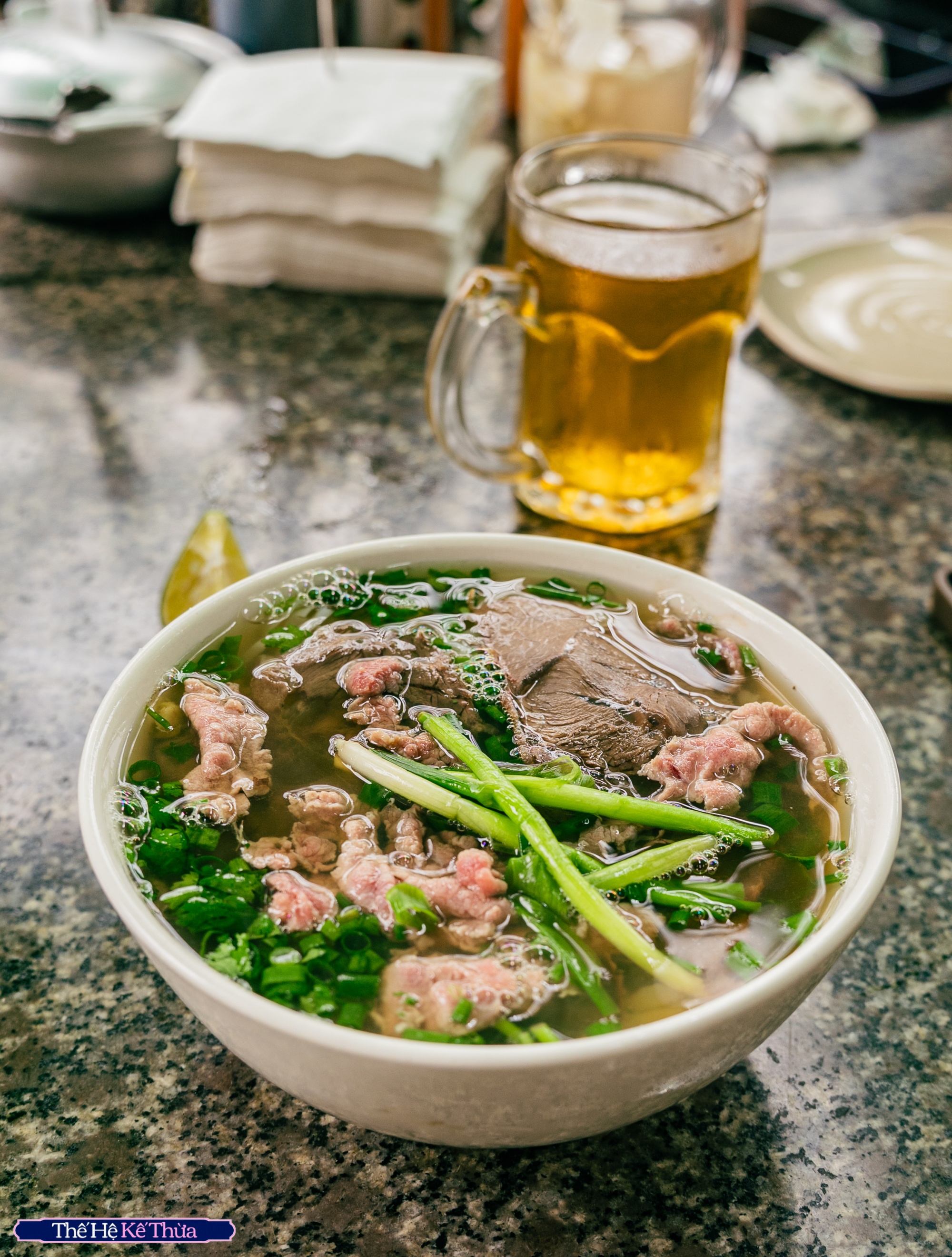 Chuyện về người phụ nữ nối nghiệp quán phở Nhớ nức tiếng Hà Nội: Cả thanh xuân gắn liền với món phở, không ngần ngại sáng tạo những điều mới- Ảnh 3. Chuyện về người phụ nữ nối nghiệp quán phở Nhớ nức tiếng Hà Nội: Cả thanh xuân gắn liền với món phở, không ngần ngại sáng tạo những điều mới- Ảnh 3.