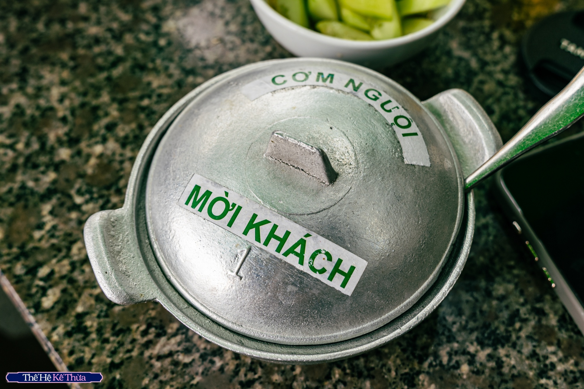 Chuyện về người phụ nữ nối nghiệp quán phở Nhớ nức tiếng Hà Nội: Cả thanh xuân gắn liền với món phở, không ngần ngại sáng tạo những điều mới- Ảnh 8. Chuyện về người phụ nữ nối nghiệp quán phở Nhớ nức tiếng Hà Nội: Cả thanh xuân gắn liền với món phở, không ngần ngại sáng tạo những điều mới- Ảnh 8.