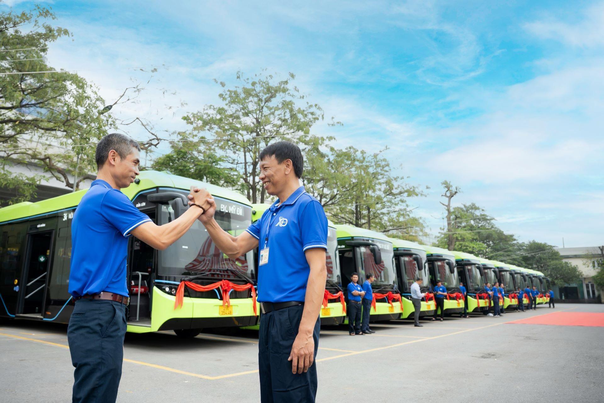 Hà Nội đưa 17 xe buýt điện VinFast vào vận hành tuyến buýt số 34- Ảnh 2. Hà Nội đưa 17 xe buýt điện VinFast vào vận hành tuyến buýt số 34- Ảnh 2.