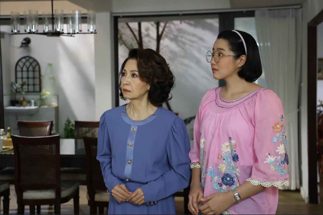 Soi camera, thấy con dâu đang dấm dúi cho tiền bà thông gia, tôi đáp trả 1 câu khiến 2 mẹ con giật mình đánh rơi cả xấp tiền- Ảnh 1. Soi camera, thấy con dâu đang dấm dúi cho tiền bà thông gia, tôi đáp trả 1 câu khiến 2 mẹ con giật mình đánh rơi cả xấp tiền- Ảnh 1.