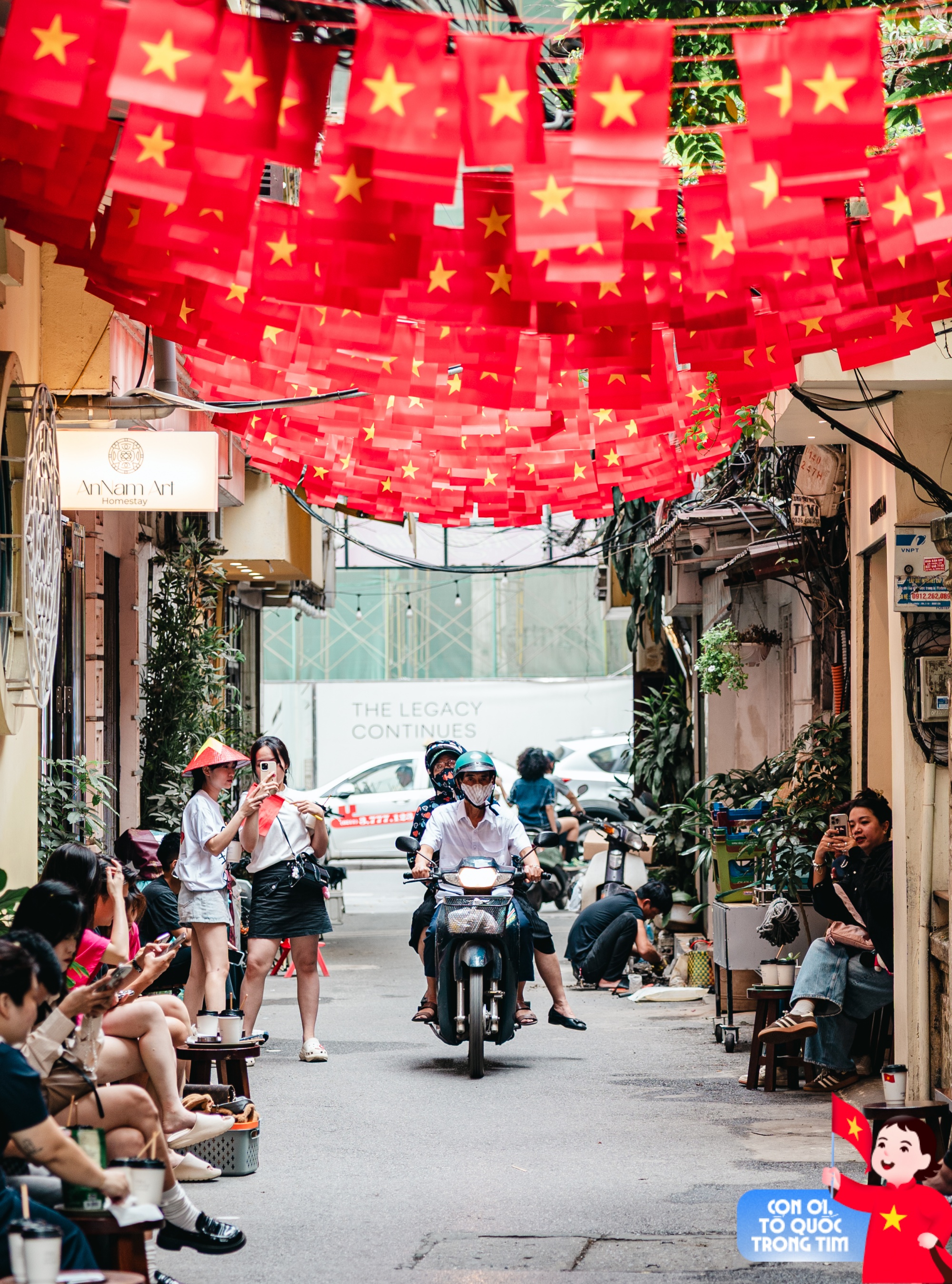 Hà Nội đang vào "mùa đẹp nhất": Từ con ngõ nhỏ tới đường phố lớn rực sắc đỏ tự hào, người người cùng nhau ghi lại những khoảnh khắc đẹp nhất bên lá cờ Tổ quốc- Ảnh 1.