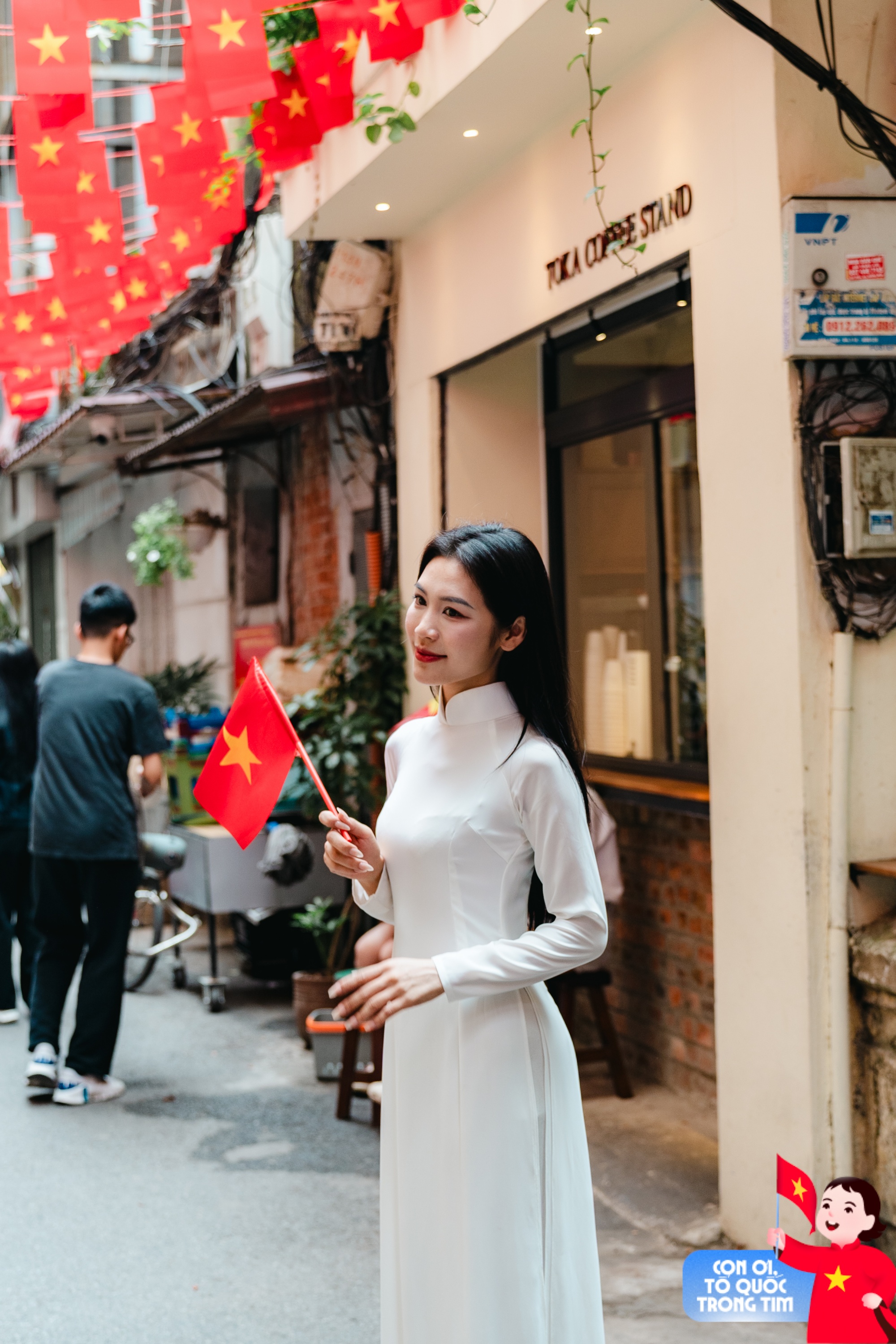 Hà Nội đang vào "mùa đẹp nhất": Từ con ngõ nhỏ tới đường phố lớn rực sắc đỏ tự hào, người người cùng nhau ghi lại những khoảnh khắc đẹp nhất bên lá cờ Tổ quốc- Ảnh 6.