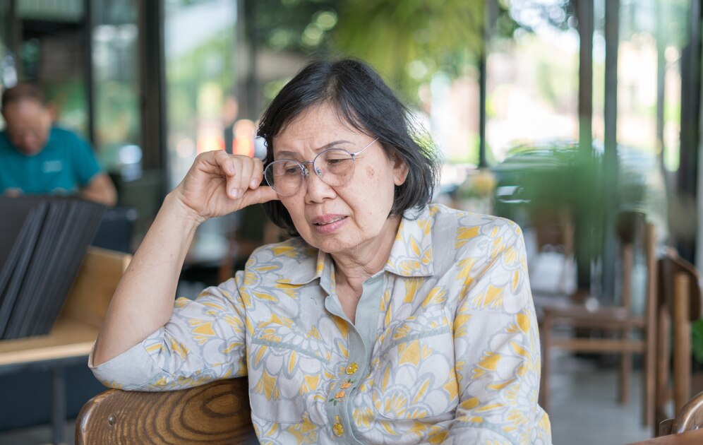 portrait-older-woman-home-40566-130.jpg_251698222998.jpg portrait-older-woman-home-40566-130.jpg_251698222998.jpg