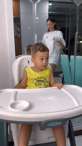 Vợ mẫu t&acirc;y B&ugrave;i Tiến Dũng khoe vai trần đẹp cực đỉnh khi đi diễn, kh&aacute;c hẳn l&uacute;c ở nh&agrave; với chồng cầu thủ- Ảnh 3.