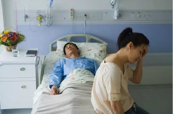 Về quê đột ngột, thấy bố nằm thở khò khè trên giường, mẹ thì không có nhà, chồng tôi lao vào, mặt tái mét kêu lên một tiếng thương tâm- Ảnh 1. Về quê đột ngột, thấy bố nằm thở khò khè trên giường, mẹ thì không có nhà, chồng tôi lao vào, mặt tái mét kêu lên một tiếng thương tâm- Ảnh 1.
