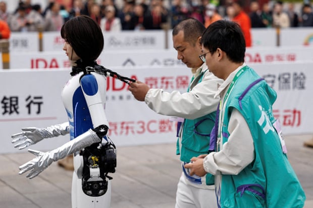 Lần đầu tiên, robot hình người tham gia giải chạy marathon đã khiến các vận động viên Trung Quốc phải hít khói- Ảnh 5. Lần đầu tiên, robot hình người tham gia giải chạy marathon đã khiến các vận động viên Trung Quốc phải hít khói- Ảnh 5.