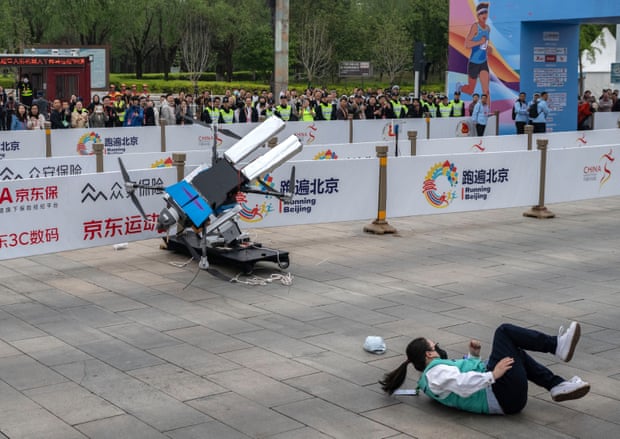 Lần đầu tiên, robot hình người tham gia giải chạy marathon đã khiến các vận động viên Trung Quốc phải hít khói- Ảnh 2. Lần đầu tiên, robot hình người tham gia giải chạy marathon đã khiến các vận động viên Trung Quốc phải hít khói- Ảnh 2.