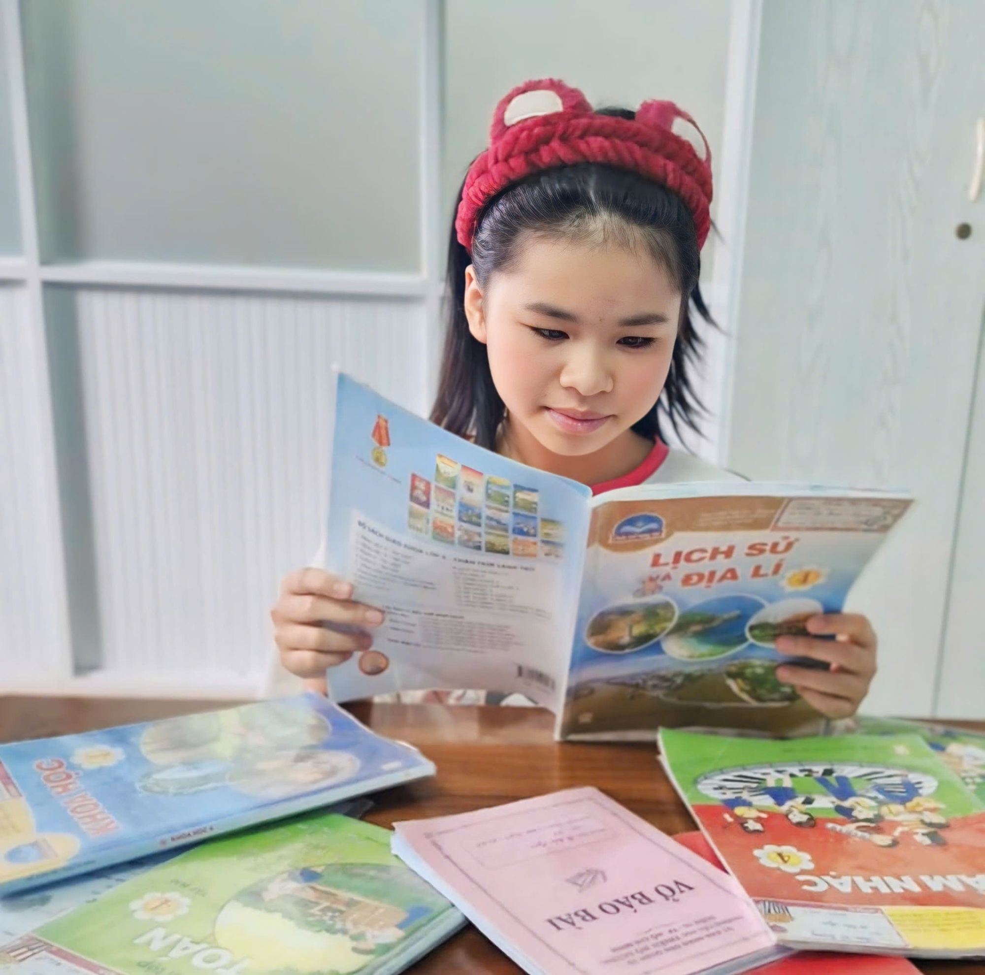 "Mẹ ơi, con muốn tri ân HOÀ BÌNH" - Câu nói của con gái khiến bà mẹ TP.HCM rưng rưng: Nhỏ bé thôi nhưng mẹ tự hào lắm đấy!- Ảnh 2. "Mẹ ơi, con muốn tri ân HOÀ BÌNH" - Câu nói của con gái khiến bà mẹ TP.HCM rưng rưng: Nhỏ bé thôi nhưng mẹ tự hào lắm đấy!- Ảnh 2.