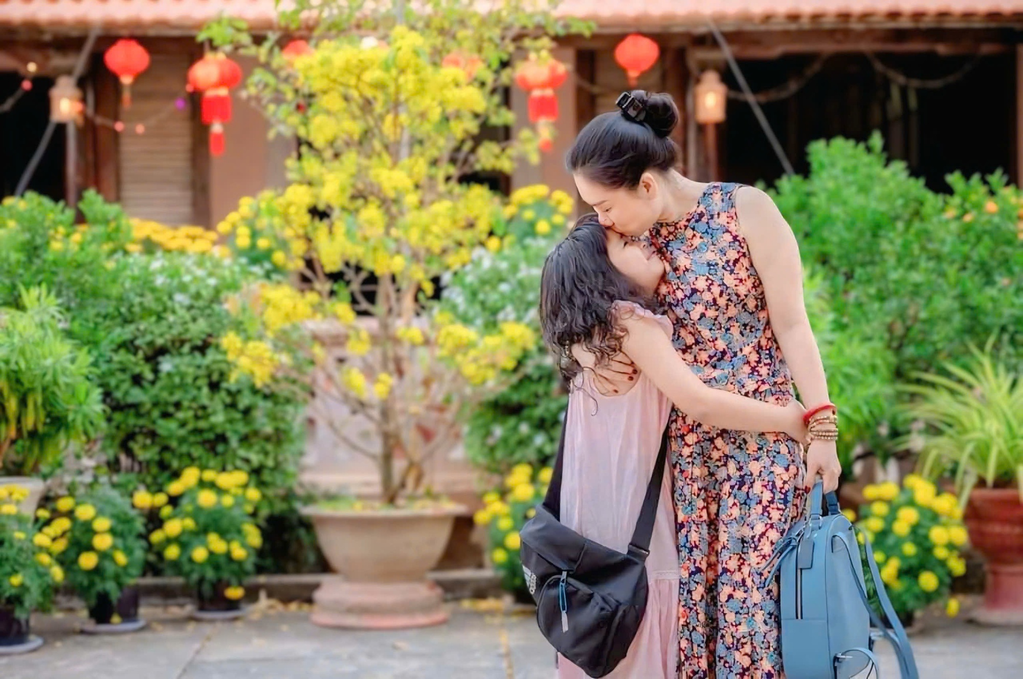 "Mẹ ơi, con muốn tri ân HOÀ BÌNH" - Câu nói của con gái khiến bà mẹ TP.HCM rưng rưng: Nhỏ bé thôi nhưng mẹ tự hào lắm đấy!- Ảnh 3. "Mẹ ơi, con muốn tri ân HOÀ BÌNH" - Câu nói của con gái khiến bà mẹ TP.HCM rưng rưng: Nhỏ bé thôi nhưng mẹ tự hào lắm đấy!- Ảnh 3.