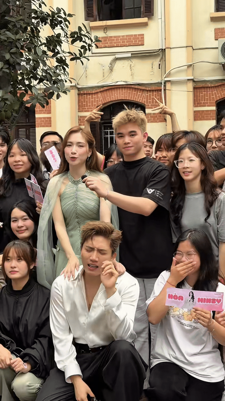 Hòa Minzy tiết lộ quá khứ thường xuyên trốn học, bị kiểm điểm vì 1 lý do- Ảnh 1. Hòa Minzy tiết lộ quá khứ thường xuyên trốn học, bị kiểm điểm vì 1 lý do- Ảnh 1.
