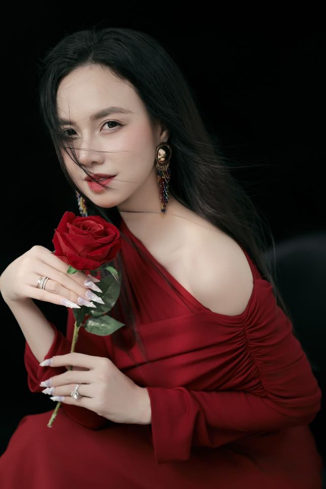 Nữ thạc sĩ Việt lấy chồng đạo diễn trăm tỷ, giờ sống viên mãn: Soi trường học chọn cho con mới "choáng"- Ảnh 1. Nữ thạc sĩ Việt lấy chồng đạo diễn trăm tỷ, giờ sống viên mãn: Soi trường học chọn cho con mới "choáng"- Ảnh 1.