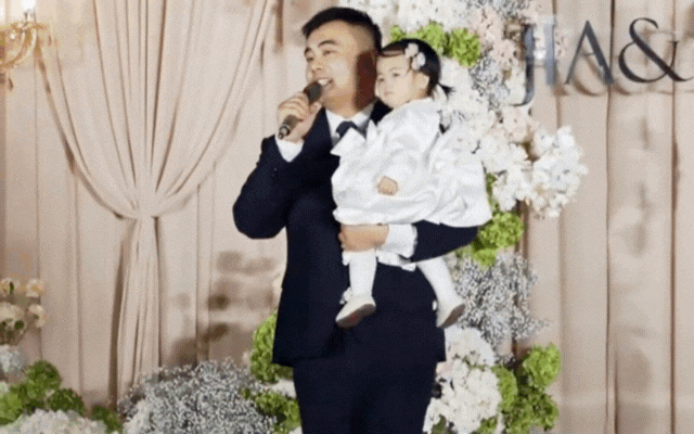 Người đàn ông bế con gái đến hát trong đám cưới của người yêu cũ: Nhiều câu chuyện “có thật” được hé lộ- Ảnh 1. Người đàn ông bế con gái đến hát trong đám cưới của người yêu cũ: Nhiều câu chuyện “có thật” được hé lộ- Ảnh 1.