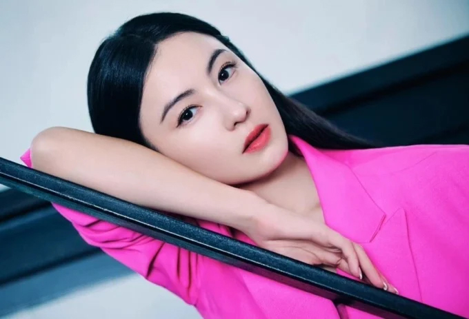 Trương Bá Chi tuổi 44 gây thương nhớ với làn da láng mịn ít lão hóa, hóa ra rất chăm làm 5 việc vào mùa hè để chống nắng, giữ trọn collagen- Ảnh 2. Trương Bá Chi tuổi 44 gây thương nhớ với làn da láng mịn ít lão hóa, hóa ra rất chăm làm 5 việc vào mùa hè để chống nắng, giữ trọn collagen- Ảnh 2.