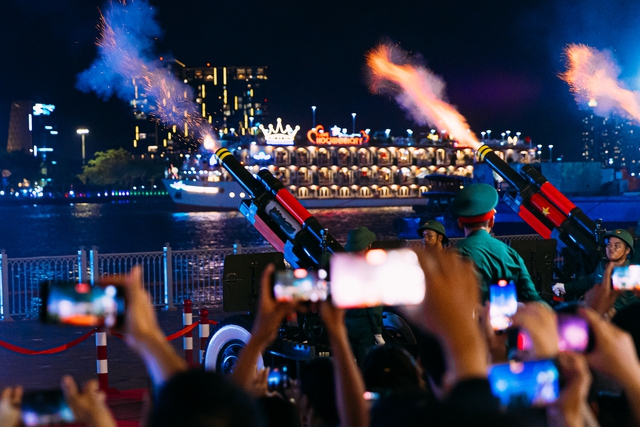 Không khí sục sôi trước thềm “concert quốc gia” 30/4: Già trẻ lớn bé cùng mở lớp luyện thanh “cây nhà lá vườn” cực dễ thương!- Ảnh 3. Không khí sục sôi trước thềm “concert quốc gia” 30/4: Già trẻ lớn bé cùng mở lớp luyện thanh “cây nhà lá vườn” cực dễ thương!- Ảnh 3.