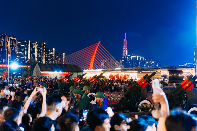 Không khí sục sôi trước thềm “concert quốc gia” 30/4: Già trẻ lớn bé cùng mở lớp luyện thanh “cây nhà lá vườn” cực dễ thương!- Ảnh 4. Không khí sục sôi trước thềm “concert quốc gia” 30/4: Già trẻ lớn bé cùng mở lớp luyện thanh “cây nhà lá vườn” cực dễ thương!- Ảnh 4.