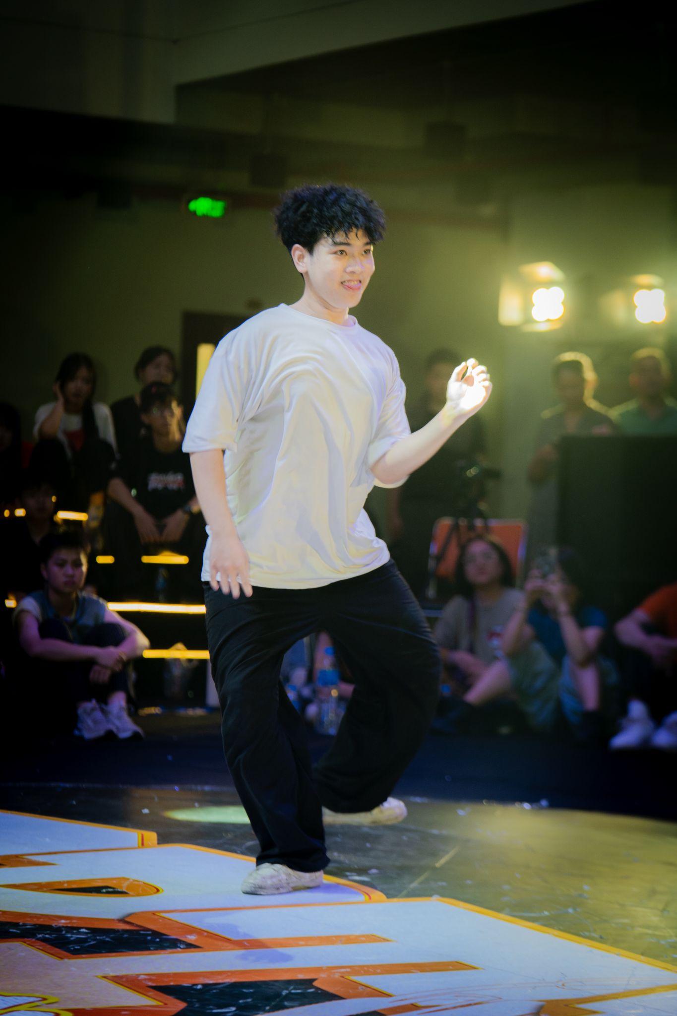 FPTU Showcase 2025: Vũ đạo “đỉnh chóp” cỡ nào mà giám khảo Mai Tinh Vi, Quốc Tít, BongPlayBang phải “gật gù”- Ảnh 1. FPTU Showcase 2025: Vũ đạo “đỉnh chóp” cỡ nào mà giám khảo Mai Tinh Vi, Quốc Tít, BongPlayBang phải “gật gù”- Ảnh 1.