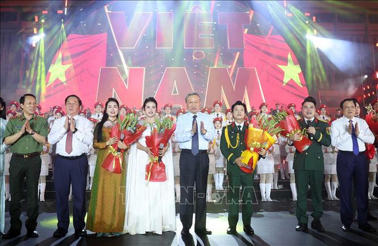Tổng Bí thư Tô Lâm dự Chương trình nghệ thuật 'Đất nước trọn niềm vui'- Ảnh 4. Tổng Bí thư Tô Lâm dự Chương trình nghệ thuật 'Đất nước trọn niềm vui'- Ảnh 4.