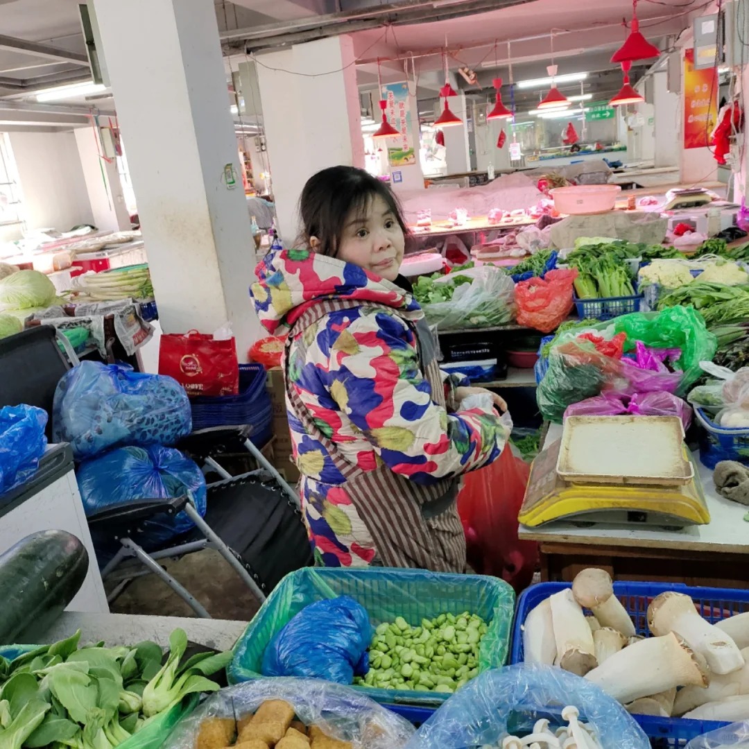 Theo chân người phụ nữ bán rau ở chợ về đến nhà, choáng váng vì cuộc sống thật: "Phú bà" cũng chỉ đến thế!- Ảnh 1. Theo chân người phụ nữ bán rau ở chợ về đến nhà, choáng váng vì cuộc sống thật: "Phú bà" cũng chỉ đến thế!- Ảnh 1.