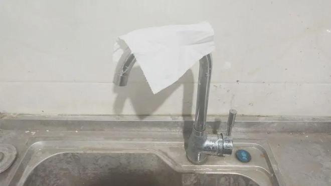 Cặn canxi bám chặt trên vòi inox? Đừng lo, nhỏ vài giọt này lên, lau một phát - cứng đầu phải "chào thua"!- Ảnh 2. Cặn canxi bám chặt trên vòi inox? Đừng lo, nhỏ vài giọt này lên, lau một phát - cứng đầu phải "chào thua"!- Ảnh 2.