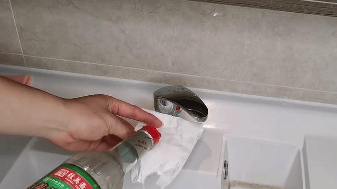 Cặn canxi bám chặt trên vòi inox? Đừng lo, nhỏ vài giọt này lên, lau một phát - cứng đầu phải "chào thua"!- Ảnh 3. Cặn canxi bám chặt trên vòi inox? Đừng lo, nhỏ vài giọt này lên, lau một phát - cứng đầu phải "chào thua"!- Ảnh 3.