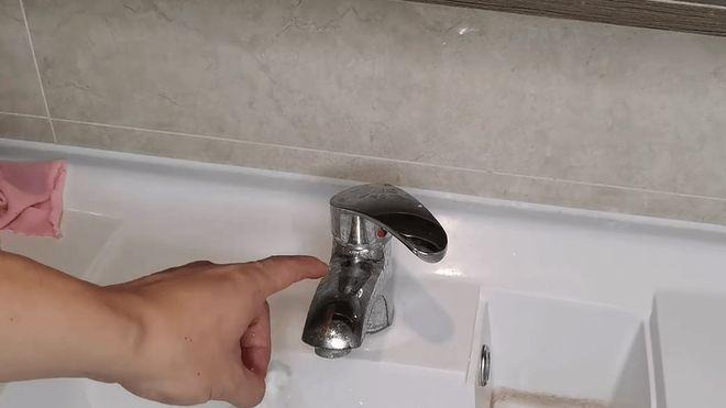 Cặn canxi bám chặt trên vòi inox? Đừng lo, nhỏ vài giọt này lên, lau một phát - cứng đầu phải "chào thua"!- Ảnh 4. Cặn canxi bám chặt trên vòi inox? Đừng lo, nhỏ vài giọt này lên, lau một phát - cứng đầu phải "chào thua"!- Ảnh 4.