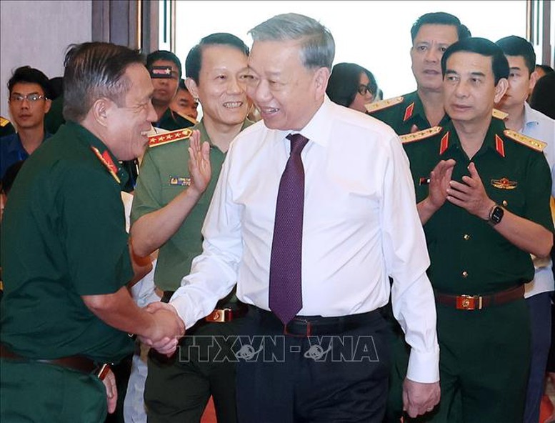 Tổng Bí thư Tô Lâm gặp mặt đại biểu tướng lĩnh, anh hùng và các lực lượng tham gia Chiến dịch Hồ Chí Minh- Ảnh 1. Tổng Bí thư Tô Lâm gặp mặt đại biểu tướng lĩnh, anh hùng và các lực lượng tham gia Chiến dịch Hồ Chí Minh- Ảnh 1.