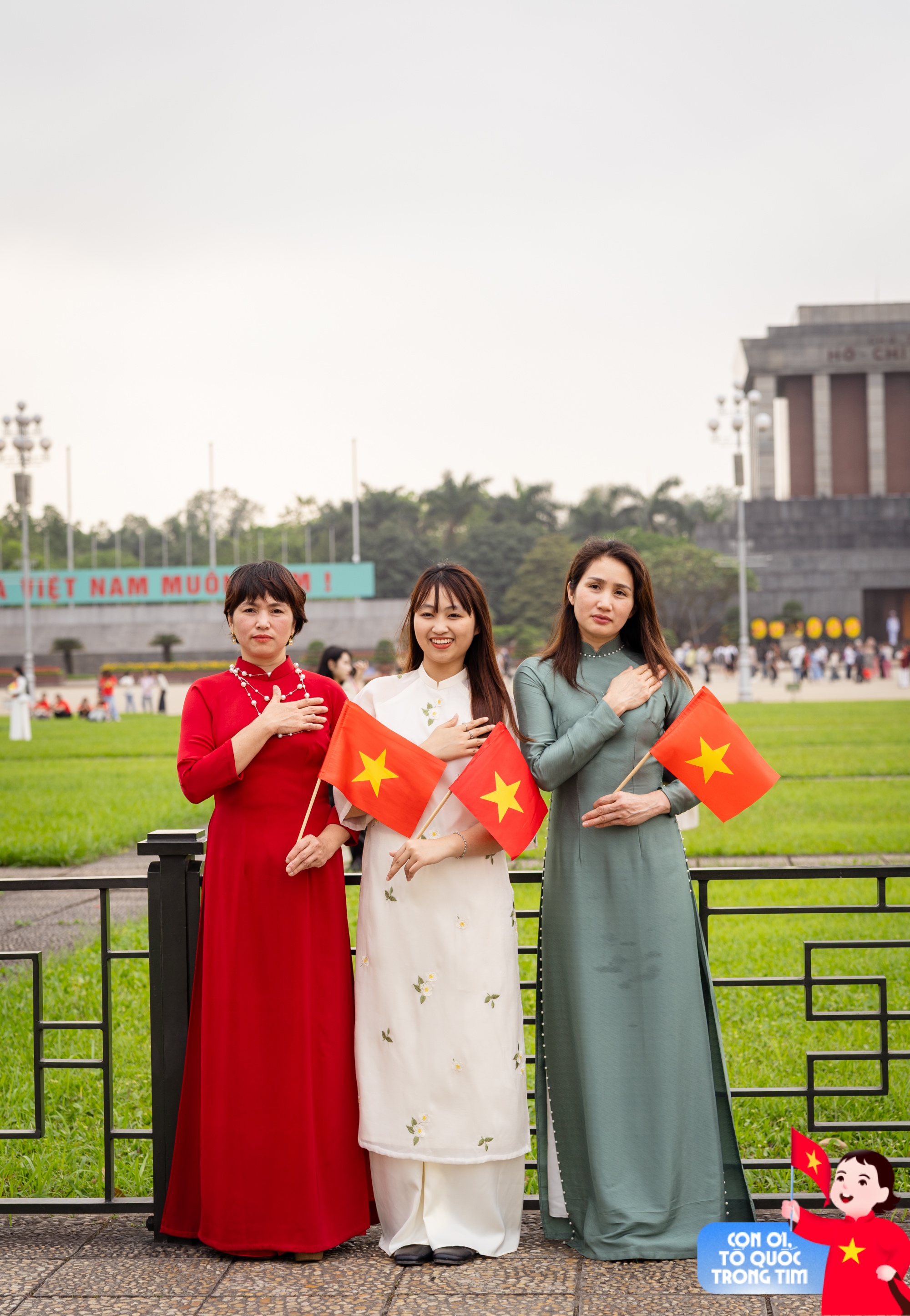 Lăng Bác rộn ràng những ngày tháng Tư lịch sử: Trẻ con thích thú "cosplay" chú bộ đội, người lớn xúng xính áo dài check-in bên lá cờ Tổ quốc!- Ảnh 20. Lăng Bác rộn ràng những ngày tháng Tư lịch sử: Trẻ con thích thú "cosplay" chú bộ đội, người lớn xúng xính áo dài check-in bên lá cờ Tổ quốc!- Ảnh 20.