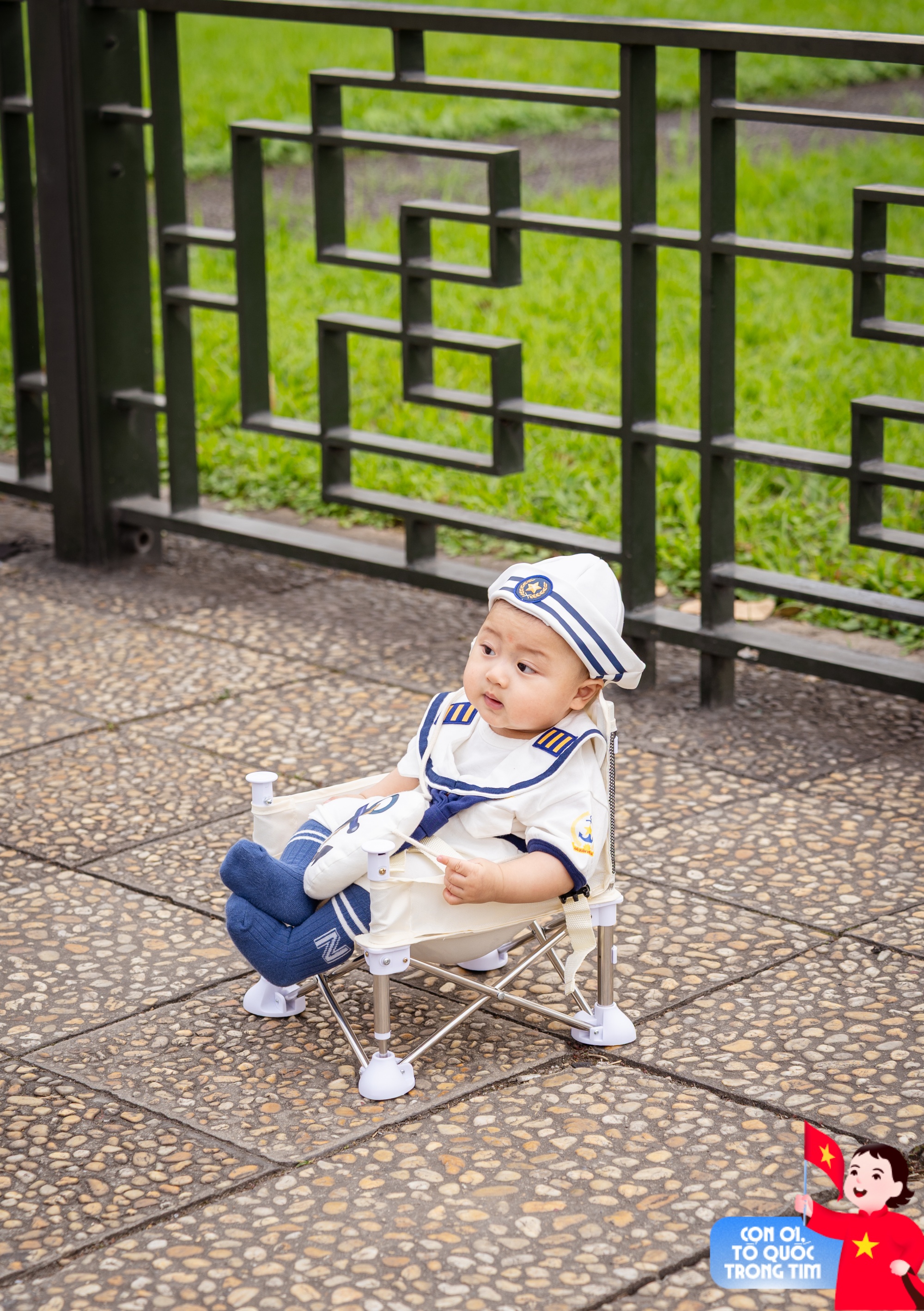 Lăng Bác rộn ràng những ngày tháng Tư lịch sử: Trẻ con thích thú "cosplay" chú bộ đội, người lớn xúng xính áo dài check-in bên lá cờ Tổ quốc!- Ảnh 7. Lăng Bác rộn ràng những ngày tháng Tư lịch sử: Trẻ con thích thú "cosplay" chú bộ đội, người lớn xúng xính áo dài check-in bên lá cờ Tổ quốc!- Ảnh 7.