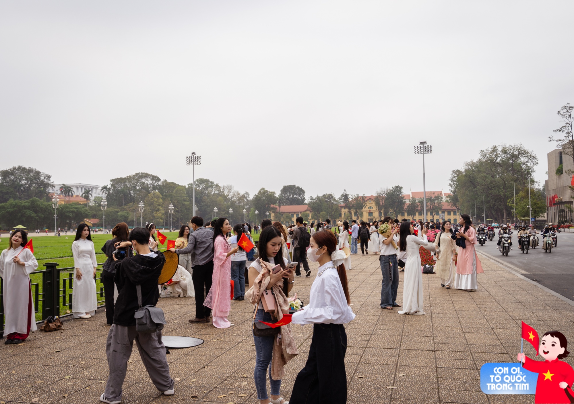 Lăng Bác rộn ràng những ngày tháng Tư lịch sử: Trẻ con thích thú "cosplay" chú bộ đội, người lớn xúng xính áo dài check-in bên lá cờ Tổ quốc!- Ảnh 2. Lăng Bác rộn ràng những ngày tháng Tư lịch sử: Trẻ con thích thú "cosplay" chú bộ đội, người lớn xúng xính áo dài check-in bên lá cờ Tổ quốc!- Ảnh 2.