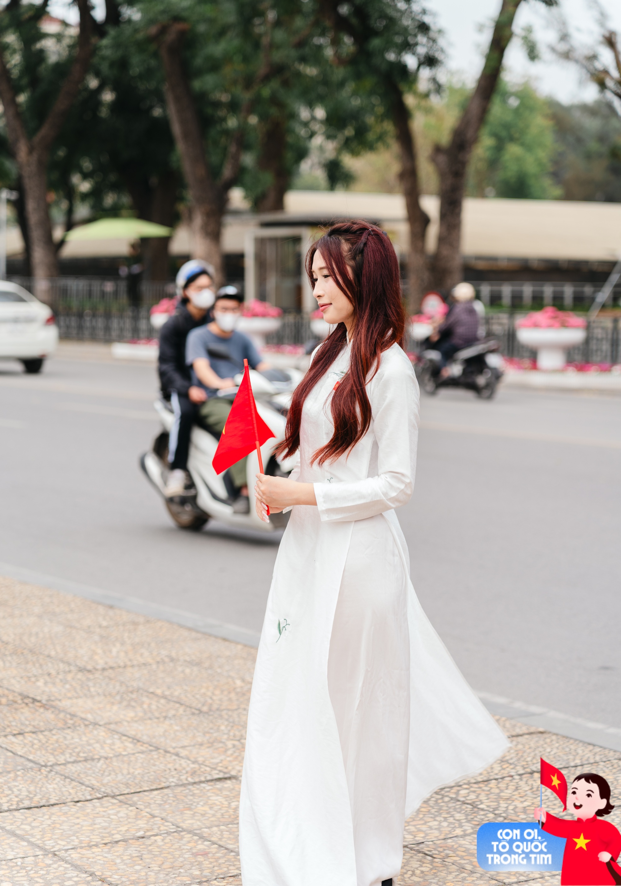 Lăng Bác rộn ràng những ngày tháng Tư lịch sử: Trẻ con thích thú "cosplay" chú bộ đội, người lớn xúng xính áo dài check-in bên lá cờ Tổ quốc!- Ảnh 15. Lăng Bác rộn ràng những ngày tháng Tư lịch sử: Trẻ con thích thú "cosplay" chú bộ đội, người lớn xúng xính áo dài check-in bên lá cờ Tổ quốc!- Ảnh 15.