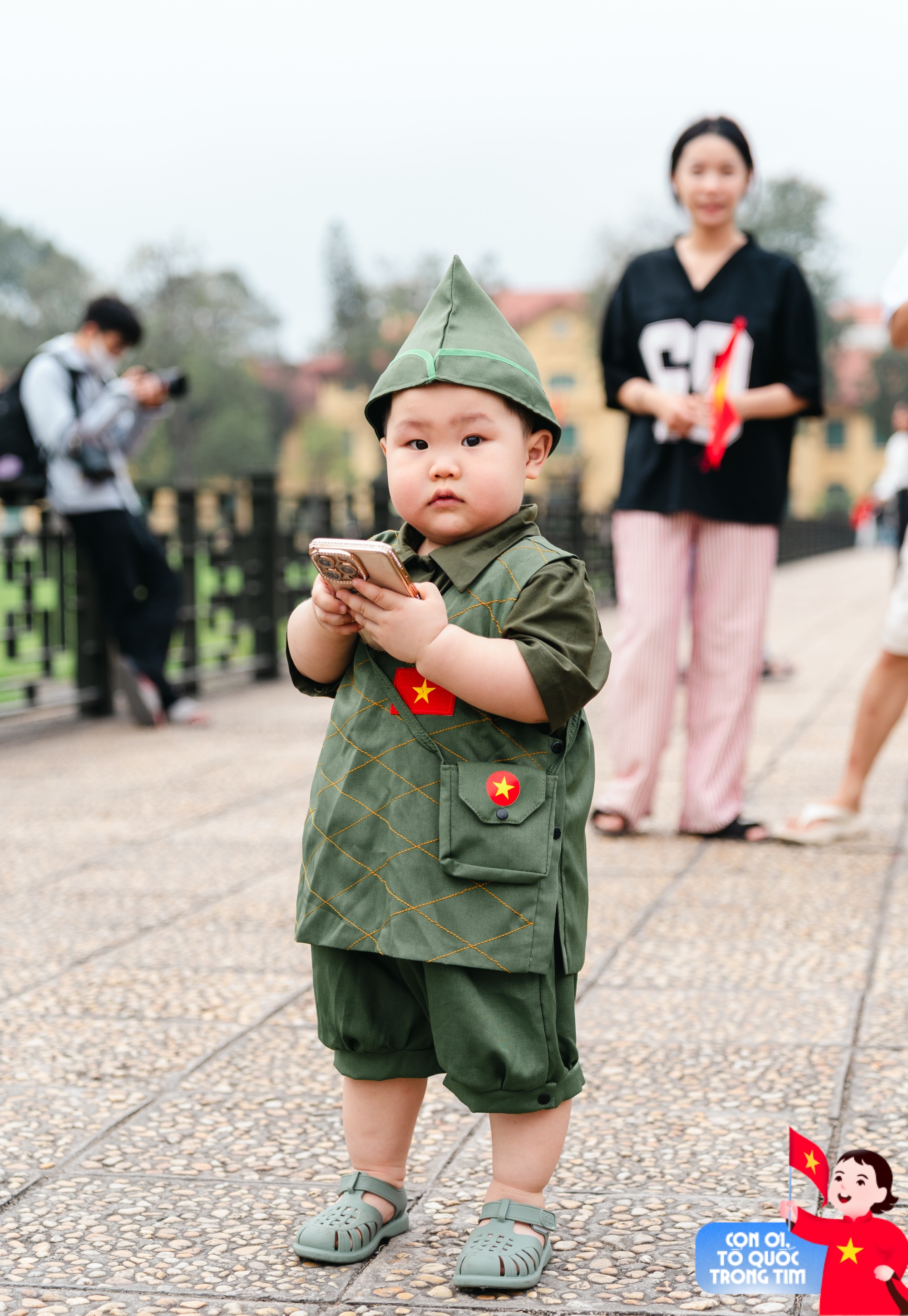 Lăng Bác rộn ràng những ngày tháng Tư lịch sử: Trẻ con thích thú "cosplay" chú bộ đội, người lớn xúng xính áo dài check-in bên lá cờ Tổ quốc!- Ảnh 5. Lăng Bác rộn ràng những ngày tháng Tư lịch sử: Trẻ con thích thú "cosplay" chú bộ đội, người lớn xúng xính áo dài check-in bên lá cờ Tổ quốc!- Ảnh 5.
