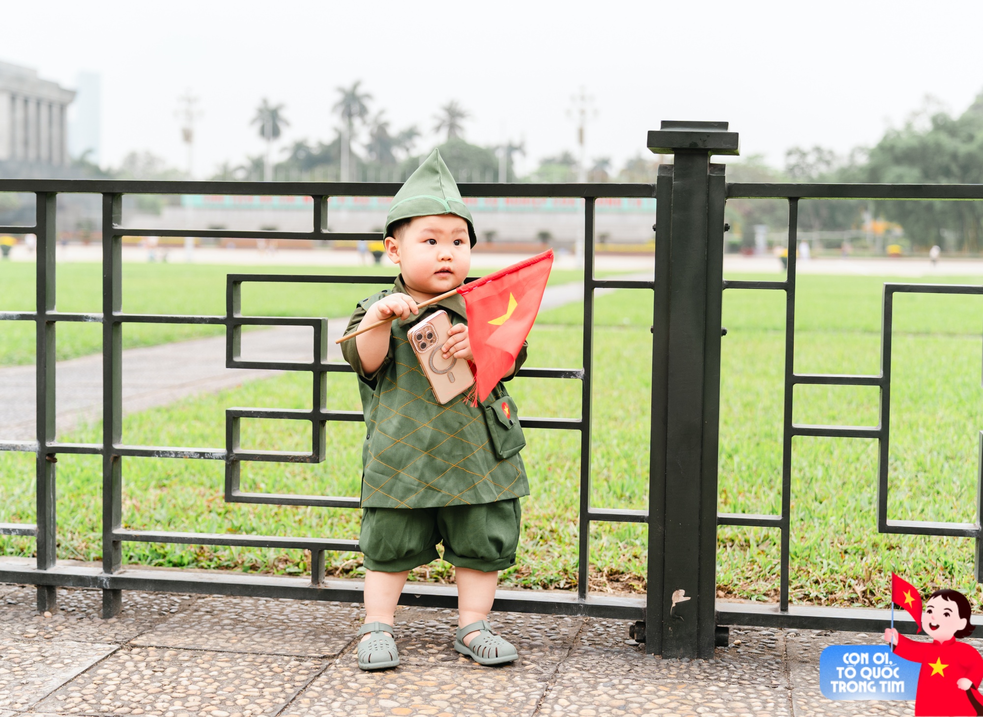 Lăng Bác rộn ràng những ngày tháng Tư lịch sử: Trẻ con thích thú "cosplay" chú bộ đội, người lớn xúng xính áo dài check-in bên lá cờ Tổ quốc!- Ảnh 6. Lăng Bác rộn ràng những ngày tháng Tư lịch sử: Trẻ con thích thú "cosplay" chú bộ đội, người lớn xúng xính áo dài check-in bên lá cờ Tổ quốc!- Ảnh 6.