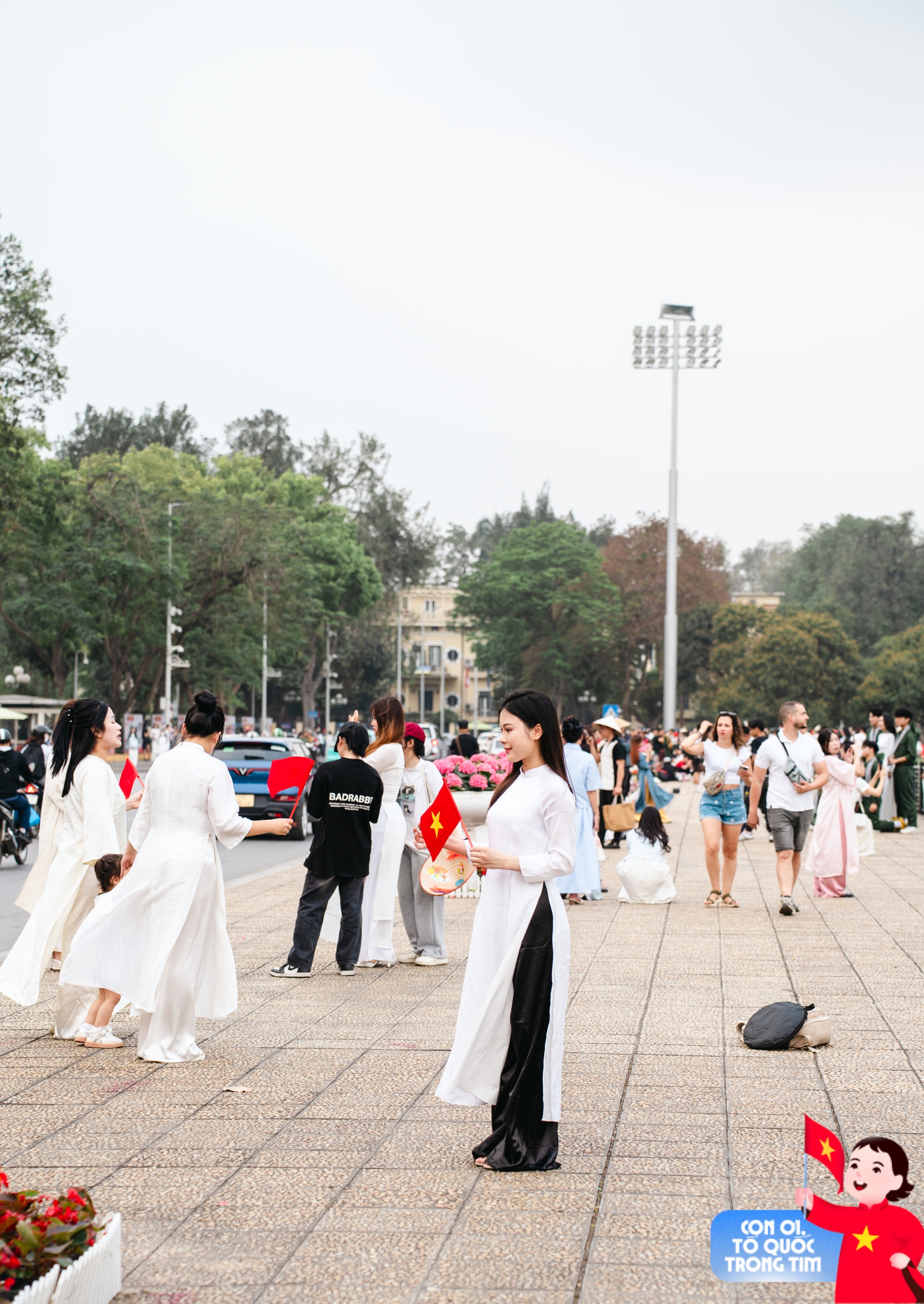 Lăng Bác rộn ràng những ngày tháng Tư lịch sử: Trẻ con thích thú "cosplay" chú bộ đội, người lớn xúng xính áo dài check-in bên lá cờ Tổ quốc!- Ảnh 18. Lăng Bác rộn ràng những ngày tháng Tư lịch sử: Trẻ con thích thú "cosplay" chú bộ đội, người lớn xúng xính áo dài check-in bên lá cờ Tổ quốc!- Ảnh 18.