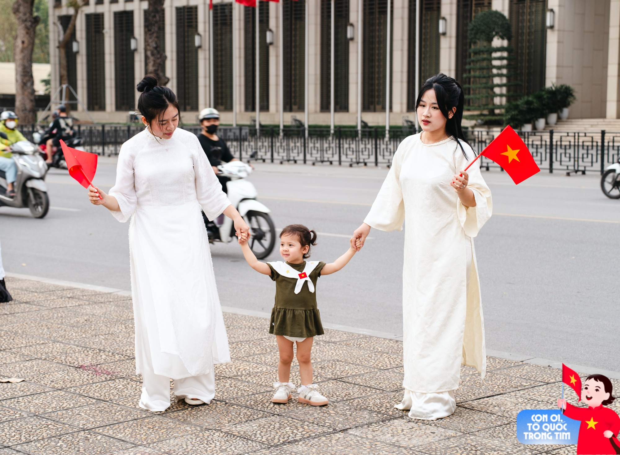 Lăng Bác rộn ràng những ngày tháng Tư lịch sử: Trẻ con thích thú "cosplay" chú bộ đội, người lớn xúng xính áo dài check-in bên lá cờ Tổ quốc!- Ảnh 9. Lăng Bác rộn ràng những ngày tháng Tư lịch sử: Trẻ con thích thú "cosplay" chú bộ đội, người lớn xúng xính áo dài check-in bên lá cờ Tổ quốc!- Ảnh 9.