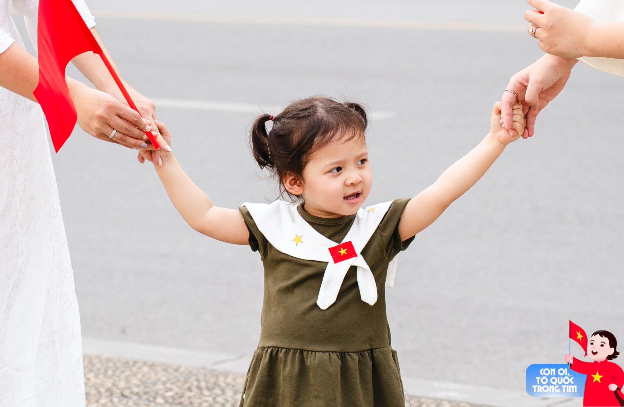 Lăng Bác rộn ràng những ngày tháng Tư lịch sử: Trẻ con thích thú "cosplay" chú bộ đội, người lớn xúng xính áo dài check-in bên lá cờ Tổ quốc!- Ảnh 8. Lăng Bác rộn ràng những ngày tháng Tư lịch sử: Trẻ con thích thú "cosplay" chú bộ đội, người lớn xúng xính áo dài check-in bên lá cờ Tổ quốc!- Ảnh 8.