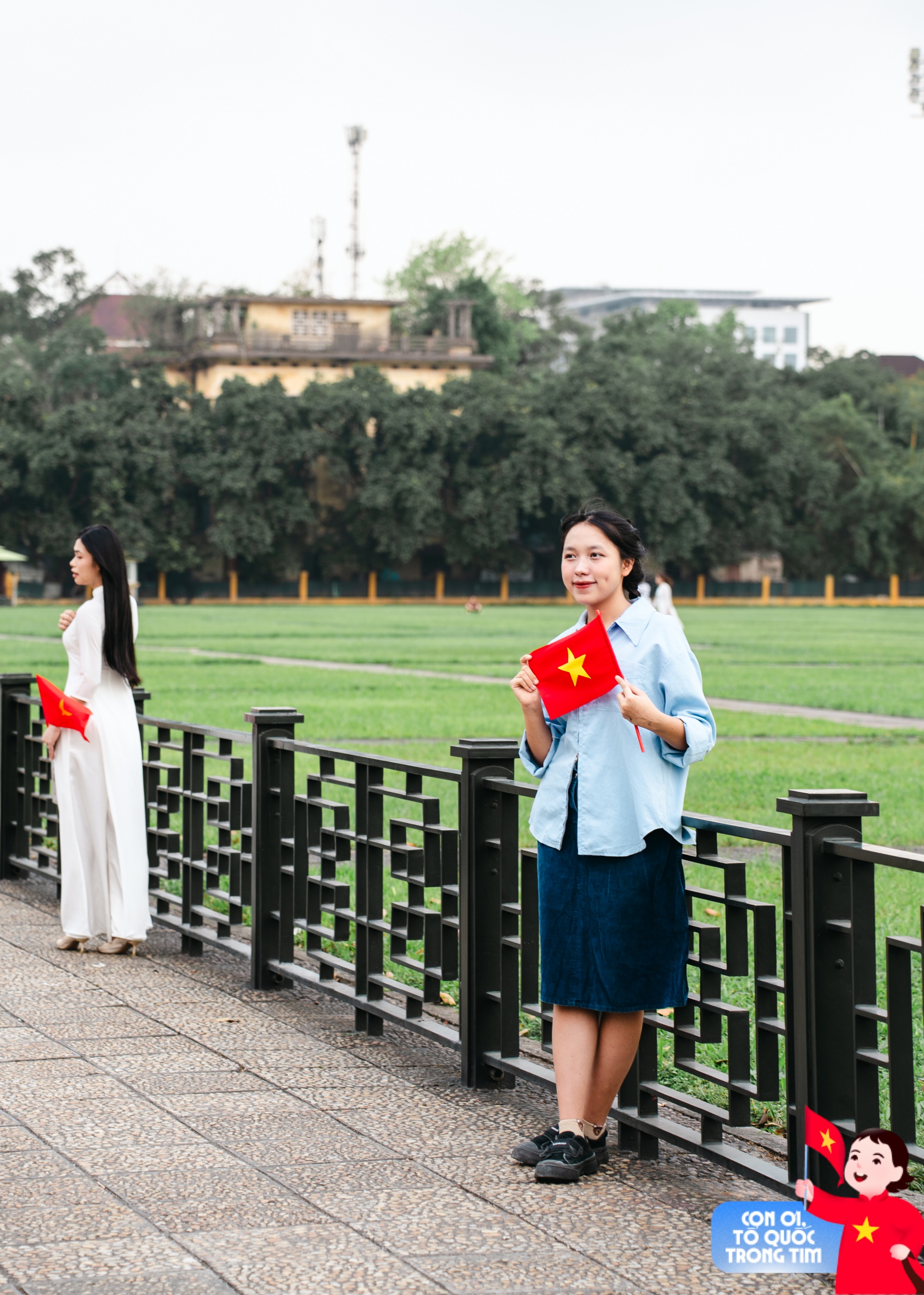 Lăng Bác rộn ràng những ngày tháng Tư lịch sử: Trẻ con thích thú "cosplay" chú bộ đội, người lớn xúng xính áo dài check-in bên lá cờ Tổ quốc!- Ảnh 16. Lăng Bác rộn ràng những ngày tháng Tư lịch sử: Trẻ con thích thú "cosplay" chú bộ đội, người lớn xúng xính áo dài check-in bên lá cờ Tổ quốc!- Ảnh 16.